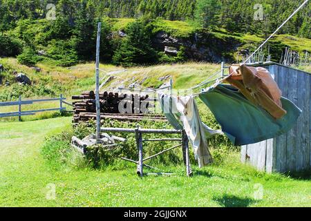 Altmodische Kleidung, die an einer Wäscheleine trocknet, Random Passage Site, New Bonaventure, Neufundland. Stockfoto