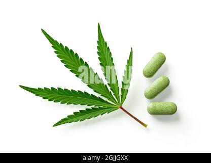 Frisches grünes Blatt Cannabis sativa Weed und drei verschreibungspflichtige Marihuanapillen isoliert auf weißem Hintergrund. Medizinische Hanf Pille und Blatt. Stockfoto