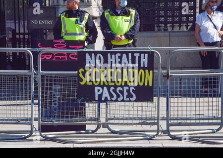 London, Großbritannien. September 2021. Vor dem parlament hängt ein Plakat, das gegen Impfpass ist. Demonstranten versammelten sich, um gegen COVID-19-Impfungen, Impfpass, Impfstoffe für Kinder und alle verbleibenden Einschränkungen zu protestieren. Stockfoto