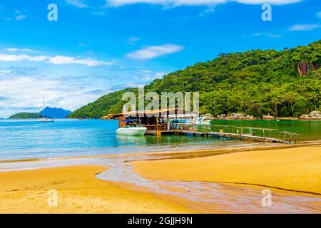 Erstaunlicher Mangrovenstrand und Pouso Strand mit Schwimmrestaurant und Booten die große tropische Insel Ilha Grande Rio de Janeiro Brasilien. Stockfoto