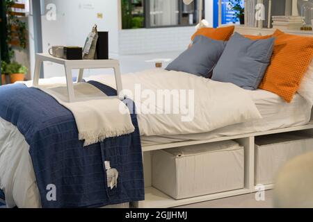 Interior Design, Schlafzimmer: Unter Bett Lagerlösung mit Frühstück im Bett Stockfoto