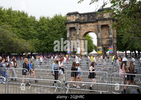 Glasgow, Großbritannien. September 2021. Am Eingang zum Glasgow Green versammeln sich Massen zum ersten Tag des TRNSMT Musikfestivals. Kredit: Pawel Pietraszewski/Alamy Live Nachrichten Stockfoto