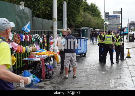 Glasgow, Großbritannien. September 2021. Am Eingang zum Glasgow Green versammeln sich Massen zum ersten Tag des TRNSMT Musikfestivals. Kredit: Pawel Pietraszewski/Alamy Live Nachrichten Stockfoto