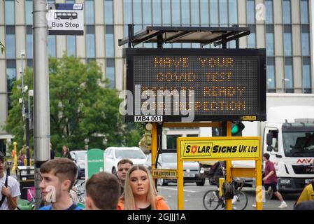 Glasgow, Großbritannien. September 2021. Am Eingang zum Glasgow Green versammeln sich Massen zum ersten Tag des TRNSMT Musikfestivals. Kredit: Pawel Pietraszewski/Alamy Live Nachrichten Stockfoto