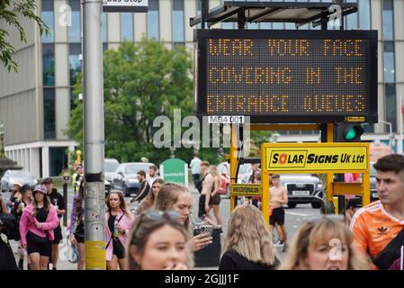 Glasgow, Großbritannien. September 2021. Am Eingang zum Glasgow Green versammeln sich Massen zum ersten Tag des TRNSMT Musikfestivals. Kredit: Pawel Pietraszewski/Alamy Live Nachrichten Stockfoto