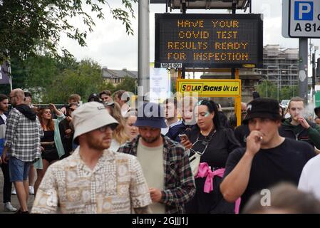 Glasgow, Großbritannien. September 2021. Am Eingang zum Glasgow Green versammeln sich Massen zum ersten Tag des TRNSMT Musikfestivals. Kredit: Pawel Pietraszewski/Alamy Live Nachrichten Stockfoto