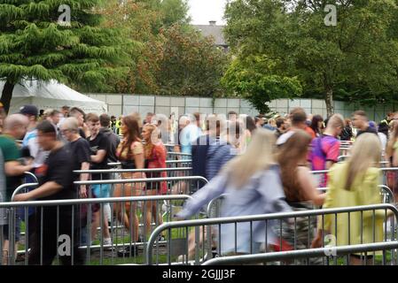 Glasgow, Großbritannien. September 2021. Am Eingang zum Glasgow Green versammeln sich Massen zum ersten Tag des TRNSMT Musikfestivals. Kredit: Pawel Pietraszewski/Alamy Live Nachrichten Stockfoto