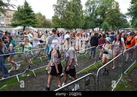 Glasgow, Großbritannien. September 2021. Am Eingang zum Glasgow Green versammeln sich Massen zum ersten Tag des TRNSMT Musikfestivals. Kredit: Pawel Pietraszewski/Alamy Live Nachrichten Stockfoto