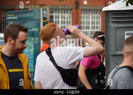 Glasgow, Großbritannien. September 2021. Am Eingang zum Glasgow Green versammeln sich Massen zum ersten Tag des TRNSMT Musikfestivals. Kredit: Pawel Pietraszewski/Alamy Live Nachrichten Stockfoto