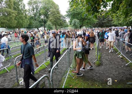 Glasgow, Großbritannien. September 2021. Am Eingang zum Glasgow Green versammeln sich Massen zum ersten Tag des TRNSMT Musikfestivals. Kredit: Pawel Pietraszewski/Alamy Live Nachrichten Stockfoto