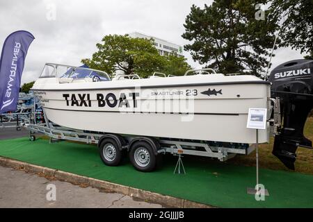 Southampton, Hampshire, Großbritannien. September 2019. Die 52. Southampton International Boat Show beginnt, nachdem sie im vergangenen Jahr aufgrund von Covid 19 leider abgesagt wurde. In diesem Jahr gibt es über 300 Boote auf einer eigens gebauten Marina zu sehen, die alles von Stand-up-Paddle-Boards bis hin zu Superyachten bietet, es gibt ein Boot für jeden, Handelsstände, Kleidung und alles, was Bootfahren bedeutet. Kredit: Keith Larby/Alamy Live Nachrichten Stockfoto