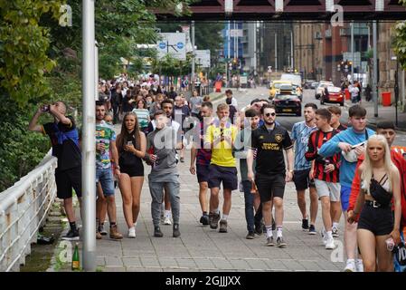 Glasgow, Großbritannien. September 2021. Am Eingang zum Glasgow Green versammeln sich Massen zum ersten Tag des TRNSMT Musikfestivals. Kredit: Pawel Pietraszewski/Alamy Live Nachrichten Stockfoto