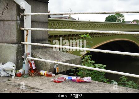 Glasgow, Großbritannien. September 2021. Am Eingang zum Glasgow Green versammeln sich Massen zum ersten Tag des TRNSMT Musikfestivals. Kredit: Pawel Pietraszewski/Alamy Live Nachrichten Stockfoto