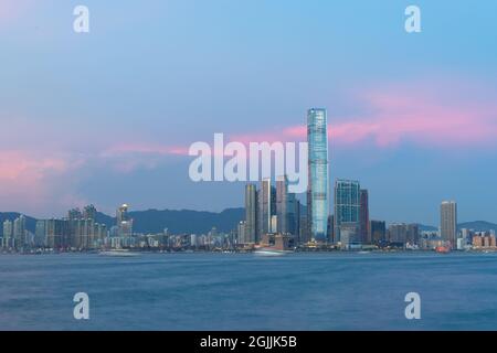 Blick auf die Stadt mit den Gebäuden entlang des Victoria Harbour, tsim Sha tsui, Kowloon und New Territories, Hongkong Stockfoto