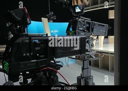 Berlin, Deutschland. September 2021. Vor dem TV-Triell der Kanzlerkandidaten von ARD und ZDF stehen im Studio Berlin-Charlottenburg TV-Kameras bereit. Quelle: Wolfgang Kumm/dpa/Alamy Live News Stockfoto