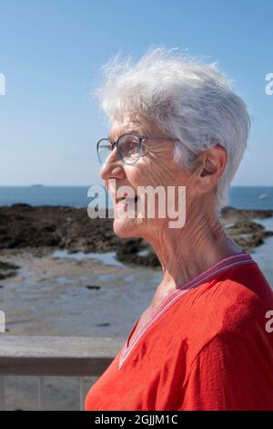 Porträt einer älteren Frau am Meer Stockfoto