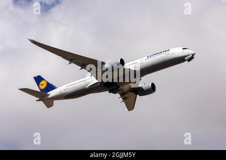 Lufthansa Airbus A350-941 (REG: D-AIXF) startet nach New York JFK. Stockfoto