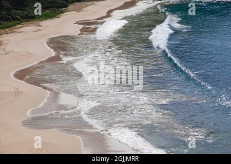 Mann, der Herz auf dem Sand des Strandes Praia do Sancho auf der Insel Fernando de noronha zieht Stockfoto