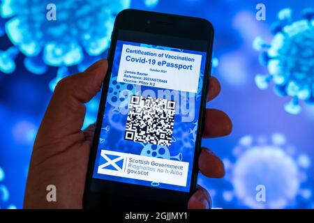 Modell eines möglichen Designs für eine covid-19-Impfstoff-Pass-App, die von der schottischen Regierung für Oktober 2021 geplant ist. Stockfoto