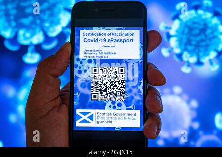 Modell eines möglichen Designs für eine covid-19-Impfstoff-Pass-App, die von der schottischen Regierung für Oktober 2021 geplant ist. Stockfoto