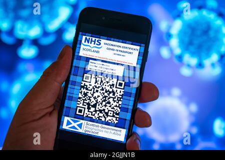 Modell eines möglichen Designs für eine covid-19-Impfstoff-Pass-App, die von der schottischen Regierung für Oktober 2021 geplant ist. Stockfoto