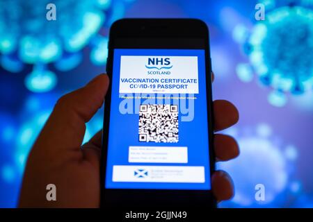 Modell eines möglichen Designs für eine covid-19-Impfstoff-Pass-App, die von der schottischen Regierung für Oktober 2021 geplant ist. Stockfoto