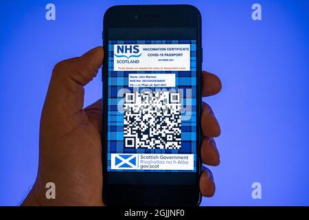 Modell eines möglichen Designs für eine covid-19-Impfstoff-Pass-App, die von der schottischen Regierung für Oktober 2021 geplant ist. Stockfoto