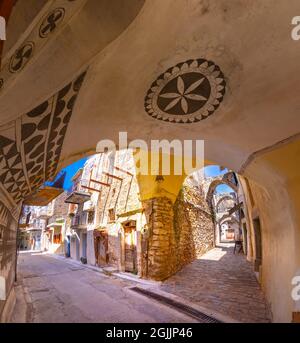 Traditionelle Häuser und Kirchen mit den berühmten geometrischen Kratzmustern im mittelalterlichen Mastixdorf Pyrgi, Insel Chios, Griechenland. Stockfoto