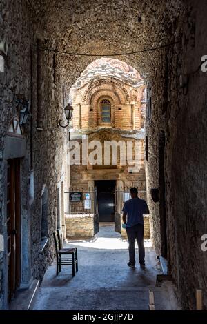 Traditionelle Häuser und Kirchen mit den berühmten geometrischen Kratzmustern im mittelalterlichen Mastixdorf Pyrgi, Insel Chios, Griechenland. Stockfoto