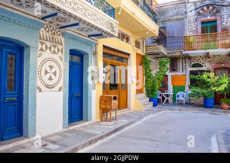 Traditionelle Häuser und Kirchen mit den berühmten geometrischen Kratzmustern im mittelalterlichen Mastixdorf Pyrgi, Insel Chios, Griechenland. Stockfoto