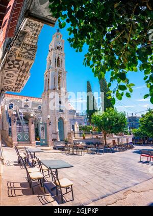 Traditionelle Häuser und Kirchen mit den berühmten geometrischen Kratzmustern im mittelalterlichen Mastixdorf Pyrgi, Insel Chios, Griechenland. Stockfoto