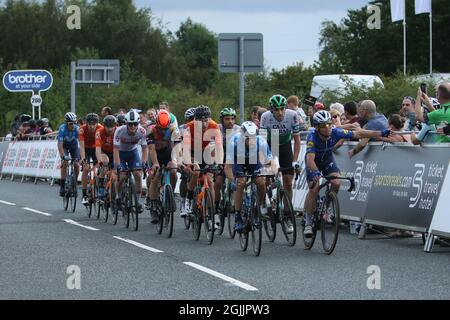 GATESHEAD, GROSSBRITANNIEN. AM 10. SEPTEMBER 2021 wird die Ziellinie während der 6. Etappe der AJ Bell Tour of Britain in Gateshead erreicht. (Kredit: Will Matthews | MI News) Kredit: MI News & Sport /Alamy Live News Stockfoto