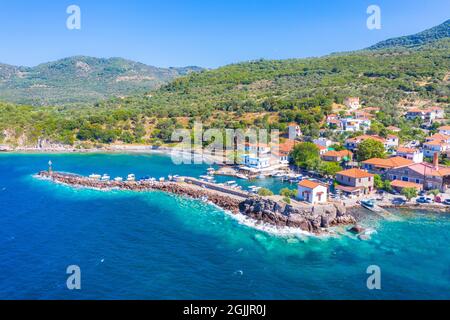 Die kleine Kirche Panagia gorgona liegt auf einem Felsen in Skala Sykamias, einem malerischen Küstendorf von Lesvos Stockfoto