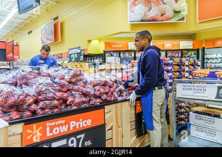 Miami Florida, Walmart Supermarkt Lebensmittelgeschäft Einkaufsmarkt Geschäft Display Verkauf produzieren Äpfel, schwarzer Mann männlich Mitarbeiter Arbeiter arbeiten Stock Schreiber Stockfoto