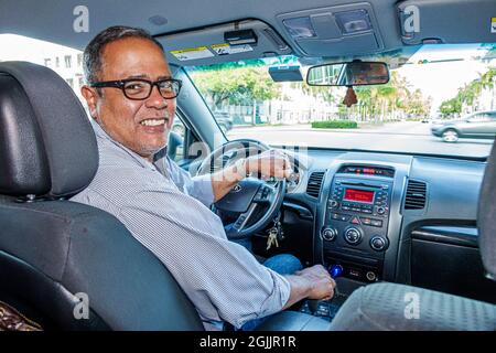 Miami Beach, Florida, hispanischer Mann, Mann mit überfahrendem Fahrer, innen im Fahrzeug unterwegs Stockfoto