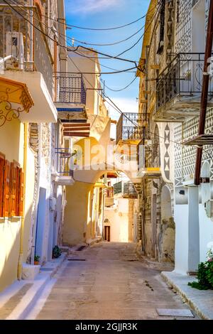 Traditionelle Häuser und Kirchen mit den berühmten geometrischen Kratzmustern im mittelalterlichen Mastixdorf Pyrgi auf der Insel Chios, G dekoriert Stockfoto