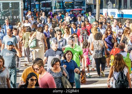 New York City, NY NYC, Manhattan Midtown 42 Street, Kreuzung überfüllt Crosswalk, Schwarze Asiaten Hispanic Männer Frauen beschäftigt Fußgänger überqueren Stockfoto