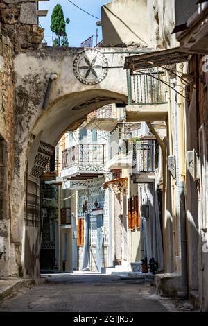 Traditionelle Häuser und Kirchen mit den berühmten geometrischen Kratzmustern im mittelalterlichen Mastixdorf Pyrgi auf der Insel Chios, G dekoriert Stockfoto