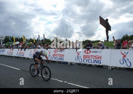 GATESHEAD, GROSSBRITANNIEN. 10. SEPTEMBER Ein einziger Fahrer passiert den Engel des Nordens während der Etappe 6 der AJ Bell Tour of Britain in Gateshead am Freitag, den 10. September 2021. (Kredit: Will Matthews | MI News) Kredit: MI News & Sport /Alamy Live News Stockfoto