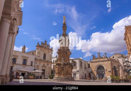 Blick auf das historische Zentrum von Nardò in Apulien, Italien: Platz Salandra. In der Mitte des Platzes steht der unbefleckte Kirchturm. Stockfoto