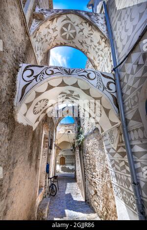 Traditionelle Häuser und Kirchen mit den berühmten geometrischen Kratzmustern im mittelalterlichen Mastixdorf Pyrgi auf der Insel Chios, G dekoriert Stockfoto