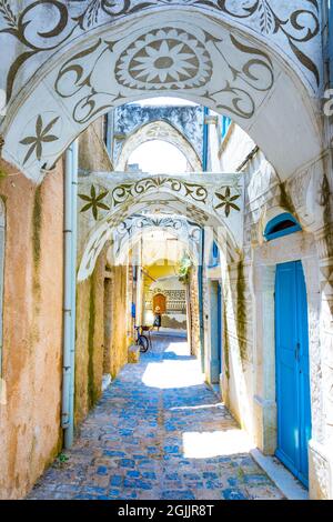 Traditionelle Häuser und Kirchen mit den berühmten geometrischen Kratzmustern im mittelalterlichen Mastixdorf Pyrgi, Insel Chios, Griechenland. Stockfoto