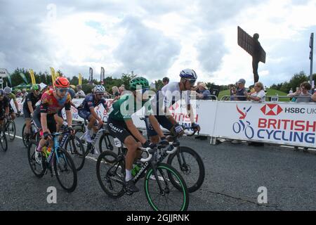 GATESHEAD, GROSSBRITANNIEN. AM 10. SEPTEMBER 2021 passiert ein Teil der Pelaton den Engel des Nordens während der Etappe 6 der AJ Bell Tour of Britain in Gateshead. (Kredit: Will Matthews | MI News) Kredit: MI News & Sport /Alamy Live News Stockfoto