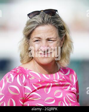 Trainer Eve Johnson Houghton beim Doncaster Cup Day des Cazoo St Leger Festivals auf der Doncaster Rennbahn. Bilddatum: Freitag, 10. September 2021. Stockfoto