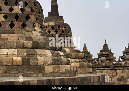 Innenraum des alten Borobudur-Tempels mit Stupas auf der oberen Terrasse. Beliebtes touristisches und buddhistisches Pilgerziel. Keine Personen. Blauer Himmel Hintergrund Stockfoto