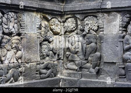 Innen des alten Borobudur-Tempels unteren Terrassen mit Nahaufnahme Detail der Stein Basrelief an der Wand. Keine Personen. Beliebtes Touristenziel. Stockfoto