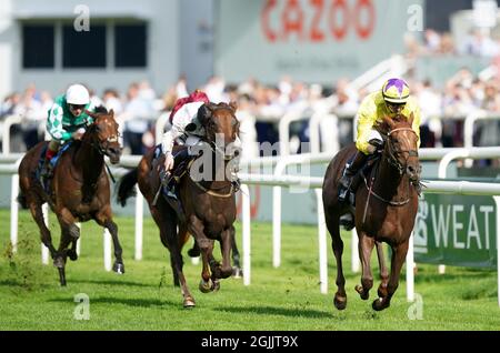 Sea La Rosa von Adam Farragher (rechts) gewinnt den britischen EBF Premier FilliesÕ Handicap beim Doncaster Cup Day des Cazoo St Leger Festivals auf der Doncaster Rennbahn. Bilddatum: Freitag, 10. September 2021. Stockfoto