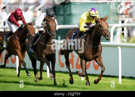 Sea La Rosa von Adam Farragher (rechts) gewinnt den britischen EBF Premier FilliesÕ Handicap beim Doncaster Cup Day des Cazoo St Leger Festivals auf der Doncaster Rennbahn. Bilddatum: Freitag, 10. September 2021. Stockfoto