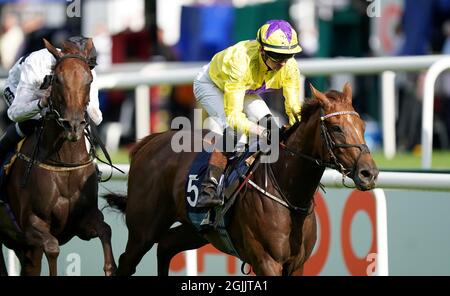 Sea La Rosa von Adam Farragher (rechts) gewinnt den britischen EBF Premier FilliesÕ Handicap beim Doncaster Cup Day des Cazoo St Leger Festivals auf der Doncaster Rennbahn. Bilddatum: Freitag, 10. September 2021. Stockfoto