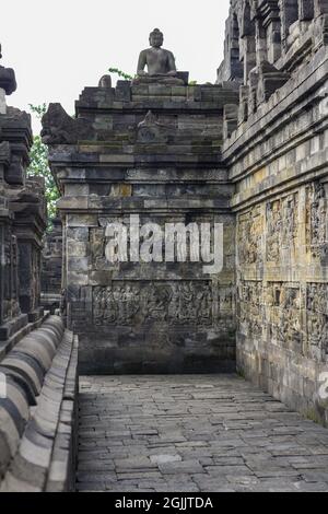 Das Innere des alten Borobudur-Tempels, die unteren Terrassen. Leerer enger Korridor mit Flachreliefs an der Wand. Keine Personen. Beliebtes Touristenziel. Stockfoto